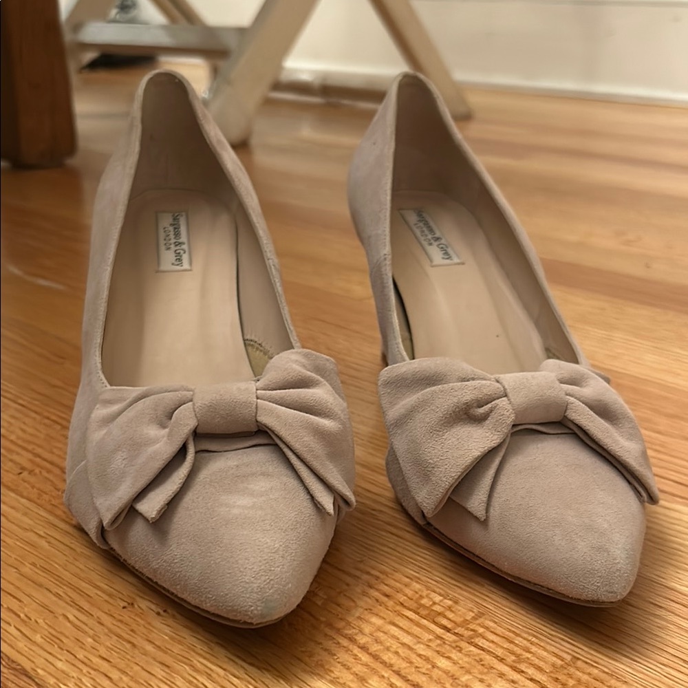Elegant Beige Bow Heels
